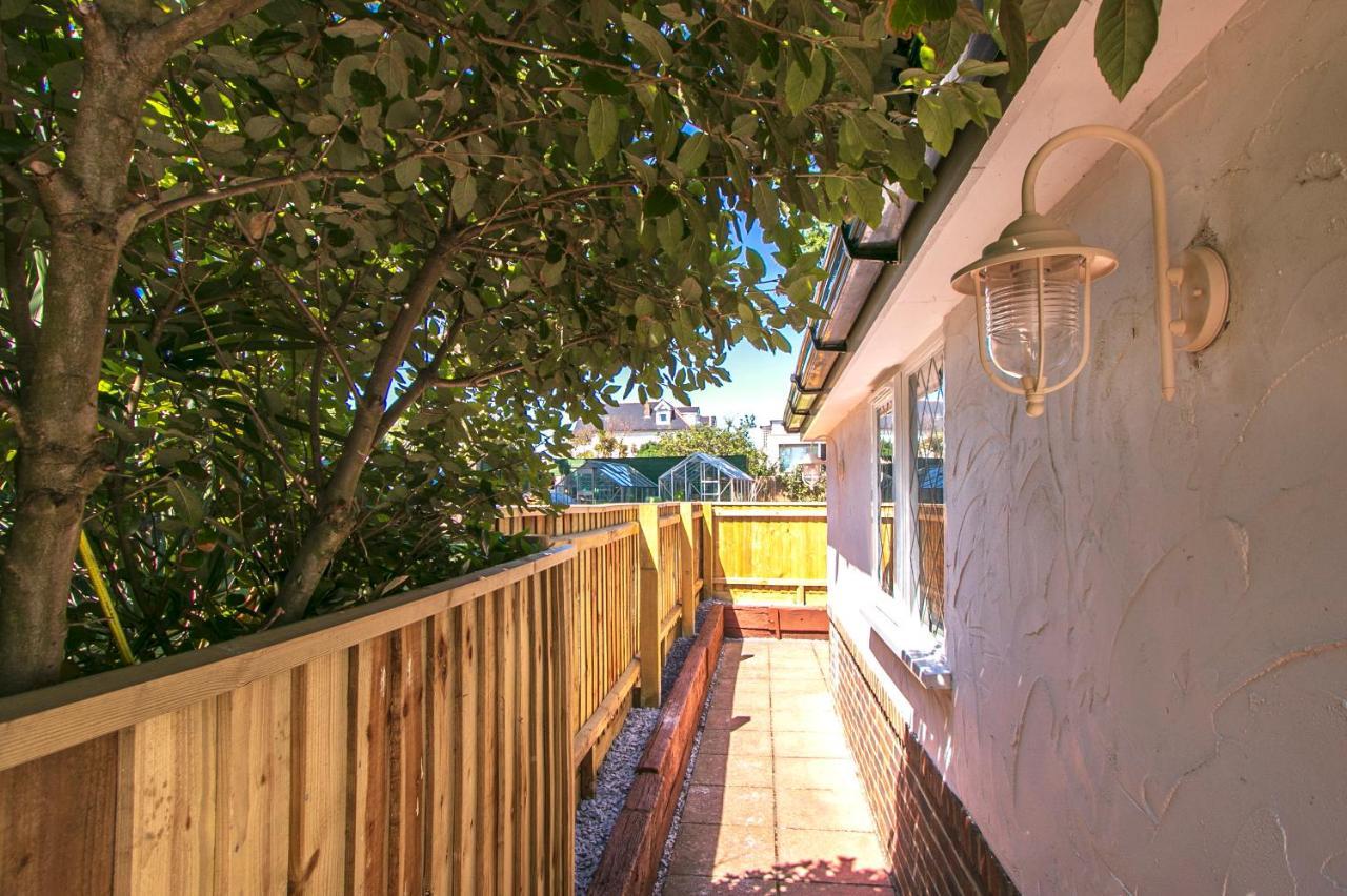 בורנמות' The Annex - Unparalleled Beach Front Luxury Accommodation - Private South West Facing Patio Area - Pet Friendly - Sky - Netflix - Super Fast Wi-Fi - Stones Throw To The Beach מראה חיצוני תמונה